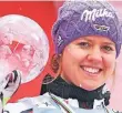  ?? FOTO: AP ?? Gesamtsieg­erin Viktoria Rebensburg mit der Kristallku­gel.