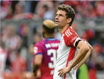  ?? Foto: Lennart Preiss, witters ?? Thomas Müller und die Spieler des FC Bayern München präsentier­ten ihr künftiges Heimtrikot. Ob es des Meisters neue Kleider sind, darf nach der 1:3-Niederlage gegen RB Leipzig stark bezweifelt werden.