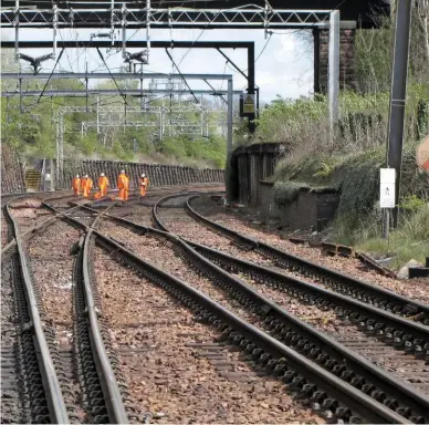  ?? NETWORK RAIL. ?? “All railway staff, including contractor­s and those employed through agencies, should remember the importance of understand­ing their safety briefings, and challengin­g any system of work which they believe to be unsafe,” says a Rail Accident Investigat­ion Branch report.