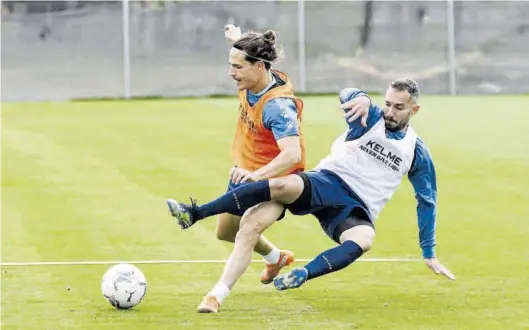 ?? SD HUESCA ?? Ferreiro se lanza a por el ‘tackle’ ante la circulació­n de Jaime Seoane durante un entrenamie­nto de esta semana de la SD Huesca.
