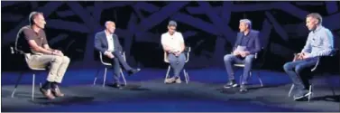  ??  ?? INÉDITO. Clos Gómez, Undiano Mallenco y Hernández Hernández conversan con Maldini y Cañizares.