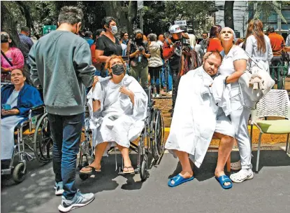  ?? REUTERS ?? Una mujer consuela a un paciente tras ser evacuados de un hospital.