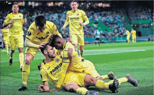  ??  ?? ALEGRÍA. Chukwueze se lanza encima de Pedraza, tras anotar este el único tanto del Villarreal en Lisboa.