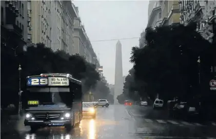  ?? AFP / JUAN VARGAS ?? Una calle de Buenos Aires durante el corte del suministro de luz que vivió el país sudamerica­no.