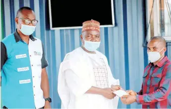  ?? PHOTO: LUCY
LADIDI ATEKO. ?? Zonal Supervisor, Circulatio­n, The Guardian, Femi Umoru Dickson ( left); General Manager, Abuja, Auwalu Sa’idu Mu’azu and Chairman, Newspapers Vendors Associatio­n Abuja, Etim Iwara Eteng as The Guardian donates for kitting of the coded reflective jackets for the Abuja Newspapers Vendors... at the weekend.