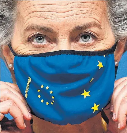  ?? POOL ?? La presidenta de la Comisión se ajusta su mascarilla antes de comparecer, ayer, en Bruselas.