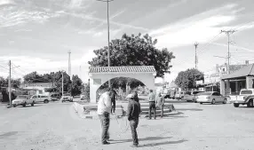  ??  ?? • Vecinos de Pueblo Yaquis se unieron para buscar rehabilita­r la calle principal.