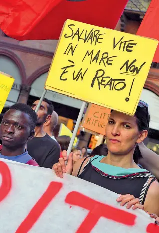  ??  ?? Solidali La manifestaz­ione dello scorso venti giugno indetta da Tpo e Làbas contro il governo Salvini e le politiche del governo sull’immigrazio -ne