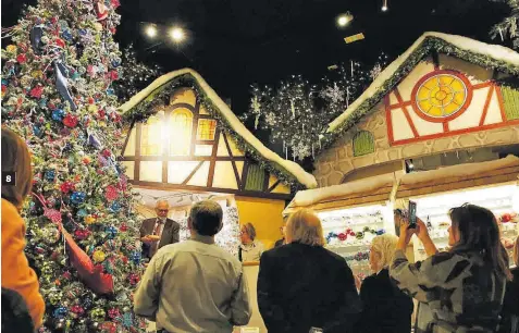  ??  ?? (
7.
Ópera para niños
‘La petita flauta màgica’, en el Liceu.
8.
‘Ho ho ho’ todo el año
Käthe Wohlfahrt: tienda de artículos navideños.
9.
Jerséis festivos
Snoopy en modo ‘christmas’ en el catálogo de C&A.
10.
Visita a Papá Noel
En Horta está instalado Un trocito de Laponia.
Noeli,
Un trocito de Laponia