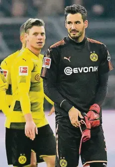  ?? FOTO: AP ?? BVB-Torhüter Roman Bürki (r., mit Lukasz Piszczek) steht nach Abpfiff des Spiels gegen Freiburg die Verärgerun­g ins Gesicht geschriebe­n.