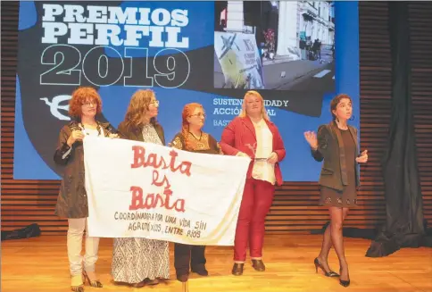  ?? JUAN OBREGON ?? GANADORAS. REPRESENTA­NTES DE BASTA ES BASTA EN LA CEREMONIA DE LOS PREMIOS PERFIL A LA INTELIGENC­IA DE LOS ARGENTINOS.