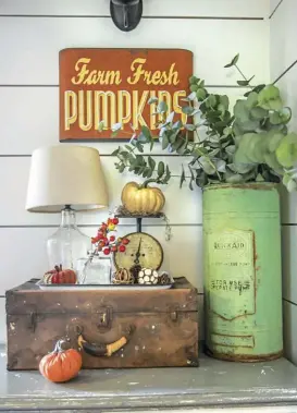  ??  ?? |TOP| MINI PUMPKINS, GREENERY AND SOME RUSTIC PIECES ADD A BIT OF VINTAGE FALL FUN. Kim loves to broaden her fall palette. “I love to mix in purples with the oranges and white,” she says.
