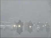  ?? YOGENDRA KUMAR/HT PHOTO ?? The minimum temperatur­e in Gurugram on Saturday was 8 degrees Celsius. Visibility was reduced due to fog.