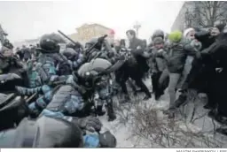  ?? MAXIM SHYPENKOV / EFE ?? La Policía carga contra seguidores de Navalni, el sábado en Moscú.
