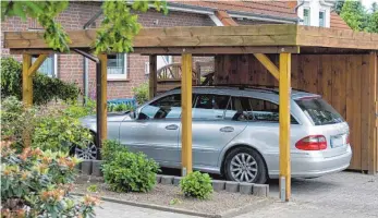  ?? FOTO: DPA ?? Beim Carport müssen sich die Besitzer wenigstens keine Sorgen um die Belüftung des Autos machen.