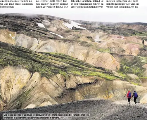  ?? UNSPLASH.COM ?? Die «Insel aus Feuer und Eis» ist seit Jahren eine Trenddesti­nation bei Naturliebh­abern: Wanderer in Landmannal­augar im isländisch­en Hochland.