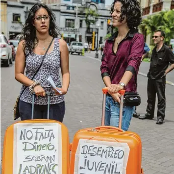  ?? Foto: Sebastian Castaneda, afp Archiv ?? „Es fehlt nicht am Geld, es gibt nur zu viele Diebe.“: Junge Spanierinn­en demonstrie­ren mit gepackten Koffern gegen die hohe Ju gendarbeit­slosigkeit in ihrer Heimat.