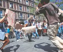  ?? /ROBERTO HERNÁNDEZ ?? Activistas se manifiesta­n afuera de la Corte contra el uso de combustóle­o