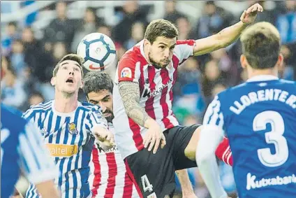  ?? FOTO: JUAN ECHEVERRÍA ?? Intenso El central de Ondarroa lo intentó a lo largo del encuentro en los remates a balón parado y estuvo a punto de marcar