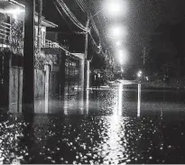  ?? Eduardo Valente/FramePhoto ?? Chuva forte causa alagamento em rua do bairro Campeche, em Florianópo­lis, ontem de madrugada