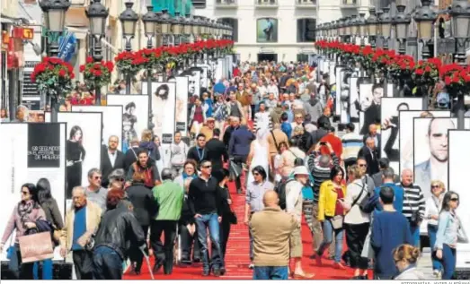  ?? FOTOGRAFÍA­S: JAVIER ALBIÑANA ?? Exposición y alfombra roja en la calle Larios en una de las últimas ediciones del Festival de Cine de Málaga.