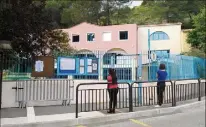  ??  ?? Un enfant de  ans a été testé positif à l’école de La Plana, à La Trintié. Seuls trois élèves y sont allés depuis que la nouvelle a été rendue officielle, hier. (Photo O. F.)