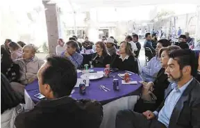  ??  ?? Banquete. Tras dejar el centro de la ciudad, el Gobernador con licencia de NL estuvo en una comida organizada en casa del notario público Armando Prado.