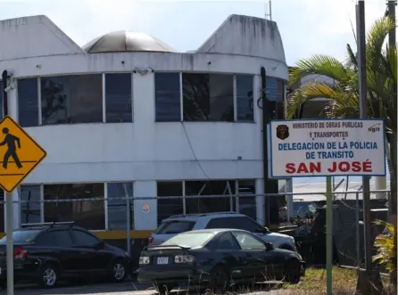  ?? JOHN DURAN ?? La Delegación de Tránsito en Zapote, San José, es una de las instalacio­nes con una orden de cierre del Ministerio de Salud. Algunas de las órdenes fueron emitidas hace más de diez años.