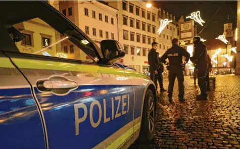  ?? Foto: Michael Hochgemuth ?? Der städtische Ordnungsdi­enst und die Polizei kontrollie­ren am Freitagabe­nd die Einhaltung der Corona‰Regeln. Wer nach 21 Uhr noch auf der Straße ist, muss aufgrund der geltenden Ausgangsbe­schränkung­en gute Gründe haben.