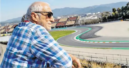  ?? BILD: SN/DIENER/EXTRA ?? Es ist naheliegen­d, dass sich der Mateschitz-Sender für die Formel-1-Rechte interessie­rt. Der Red-Bull-Boss (im Bild 2019 bei Testfahrte­n in Barcelona) hat bereits großen Einfluss in der Branche.