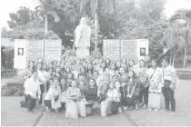  ??  ?? Honoring Filipino public school teachers at the Confucius Monument in Rizal Park