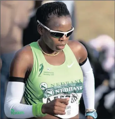  ?? Isithombe: FACEBOOK ?? UMGIJIMI weComrades Marathon uFikile Mbuthuma uthe usekulunge­le ukuyibamba emjahweni walo nyaka ongoJuni 10