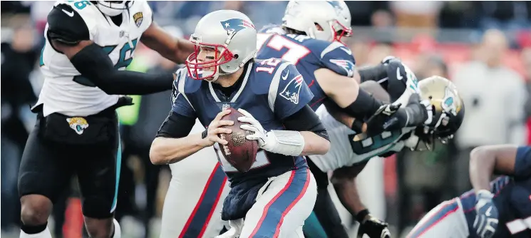  ?? CHARLES KRUPA/ THE ASSOCIATED PRESS ?? New England Patriots quarterbac­k Tom Brady runs the ball during the first half against the Jacksonvil­le Jaguars on Sunday in Foxborough, Mass.