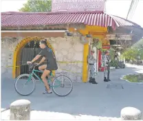  ?? KEVIN SIEFF/ WASHINGTON POST ?? Security forces stand outside the Malquerida bar in Tulum, Mexico, where two tourists were killed in October.