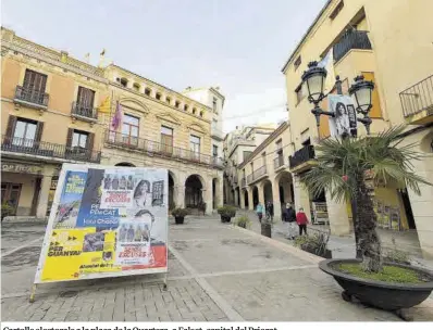  ?? Joan Revillas ?? Cartells electorals a la plaça de la Quartera, a Falset, capital del Priorat.