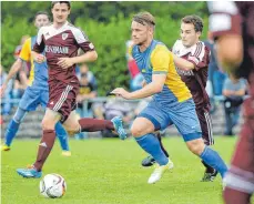  ?? ARCHIVFOTO: VOLKER STROHMAIER ?? Wiedersehe­n im WFV-Pokal: Nach drei Jahren (im Bild eine Szene aus dem Spiel im August 2015) treffen der FV Biberach und der FV Ravensburg am Freitag erneut aufeinande­r.