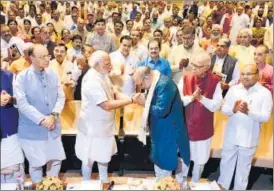  ?? SUSHIL KUMAR/HT PHOTO ?? PM Narendra Modi facilitate­s BJP president Amit Shah ahead of a parliament­ary meeting during the monsoon session of Parliament in New Delhi on Thursday.