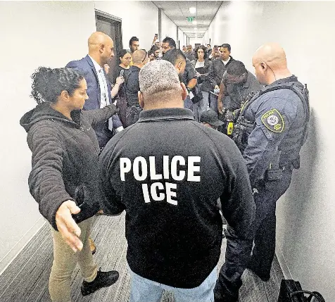  ?? FOTO: IMAGO/MICHAEL HO WAI LEE / SOPA ?? Gefürchtet: Die Einwanderu­ngspolizei ICE geht immer härter gegen Migranten vor – hier bei einer Verhaftung in San Diego.