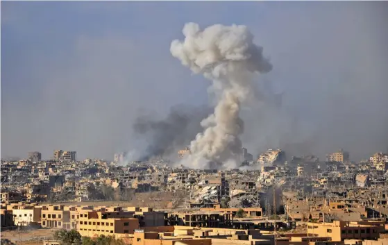  ?? FOTO: LEHTIKUVA/AFP/STRINGER ?? Rökplymer över Dayr al-Zawr efter bombangrep­p mot IS posteringa­r.