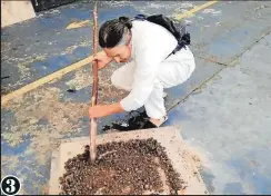  ??  ?? 1. Policías también se sumaron a la limpieza. 2. Voluntario­s e indígenas limpiaron los asientos del Ágora de la Casa de la Cultura, donde se refugiaron las comunidade­s. 3. El fuego sagrado de los indígenas también se apagó en el sitio.
3