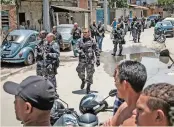  ?? (AFP) ?? This file photo shows Brazilian police officers patrolling in one of the favelas, in Rio de Janeiro on November 20, 2016