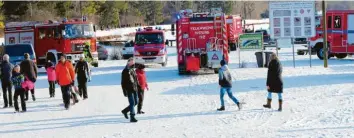  ?? Fotos: Sabine Hämmer, Peter Holthaus ?? Die Feuerwehr Kissing, die DLRG und Passanten retteten ein Ehepaar, das in Kissing am Weitmannse­e ins Eis eingebroch­en war.