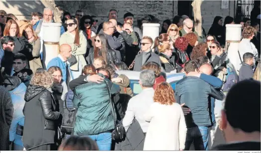  ?? JOSÉ ÁNGEL GARCÍA ?? Abrazos y emoción entre los asistentes al funeral de Daniel Romero, ayer en Lebrija.