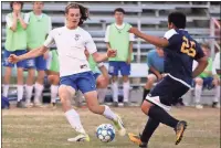  ?? Photos by Jeremy Stewart, Rome News-Tribune ?? BELOW: Model’s Matthew Syverson (left) tries to work around Jeff Davis’ Jose Vega.