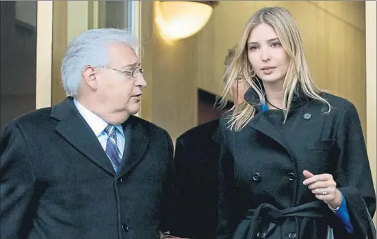  ?? BRADLEY C BOWER / BLOOMBERG ?? David Friedman amb Ivanka i Donald Trump (darrere la seva filla), sortint d’una compareixe­nça judicial el febrer del 2010