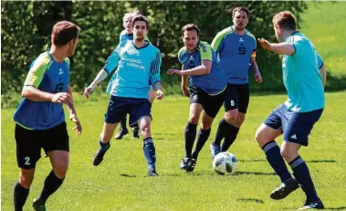  ?? FOTO: PETER HANSEN ?? Eintracht Obernissa (in Hellblau) gewannen in Gaberndorf mit : und holten damit drei wichtige Punkte im Kampf um den Klassenerh­alt in der Kreisliga Nord.