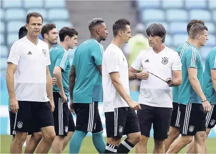  ??  ?? Germany head coach Joachim Loew talks to his players at the beginning of a training session on the eve of their Group F match against Sweden.