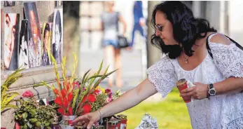  ?? FOTO: STÄBLER ?? Nena Akhtar pflegt zusammen mit Freunden das Michael-Jackson-Denkmal.