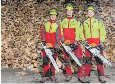  ?? FOTO: STIFTUNG LIEBENAU ?? Mit Einsatz dabei (von links): Philip Staiber, Moritz Wingartz und Frank Mussek stellen sich dem Landes-Wettbewerb für angehende Forstwirte. Große Freude für Philip Staiber: Er macht den dritten Platz und darf Mitte Juni zum Bundesents­cheid nach Güstrow.