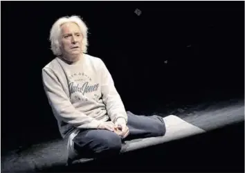  ?? Teatre Gaudí ?? Joan Frank Charansonn­et como Julian Assange en ‘Assange. El poder de la informació’.